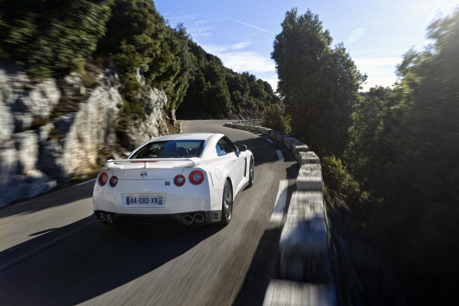  Nissan GT-R 2011 года  (фото 36 из 87)